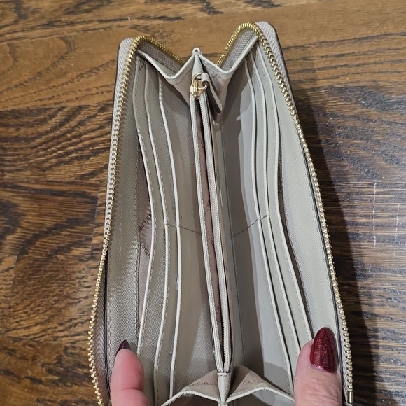 Michael Kors wallet - Picture 4 of 6